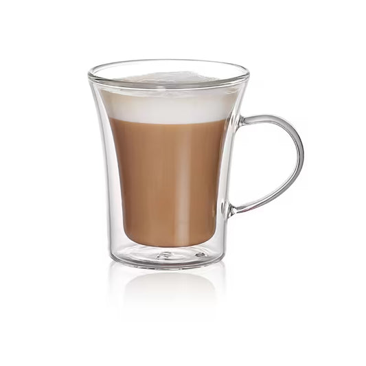 Taza de vidrio doble pared de 220 ml con asa, con bebida marrón en el interior.