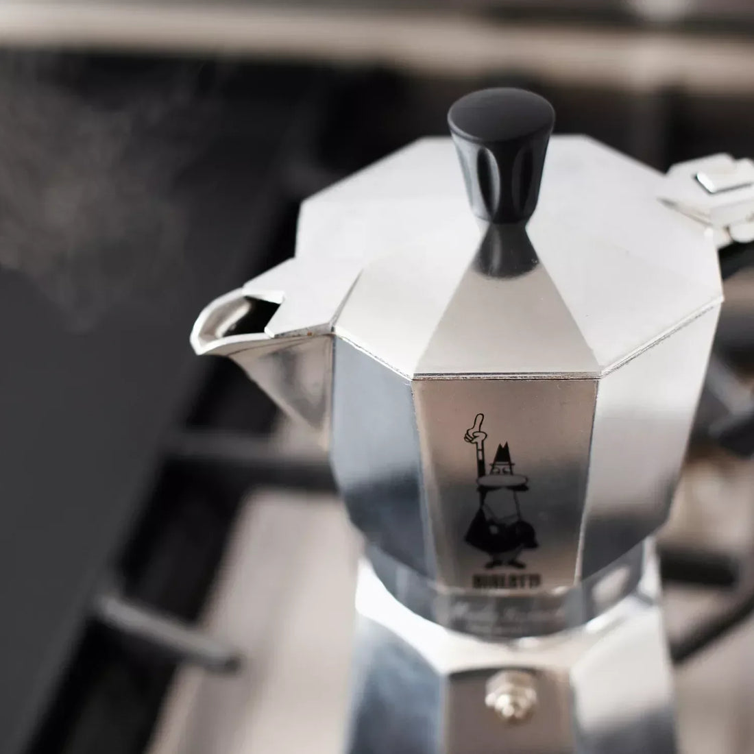 Cafetera Moka Bialetti lista para usar en sus primeros pasos de preparación.