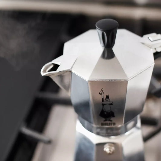 Cafetera Moka Bialetti lista para usar en sus primeros pasos de preparación.
