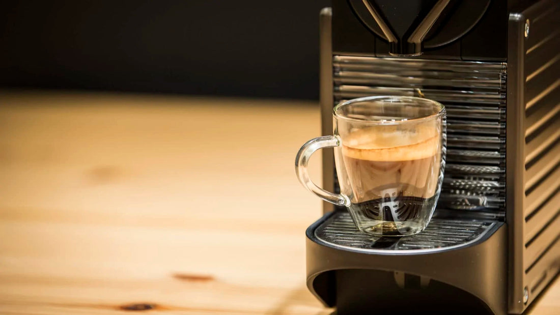 Cápsulas de café compatibles con sistema Nespresso listas para la extracción.