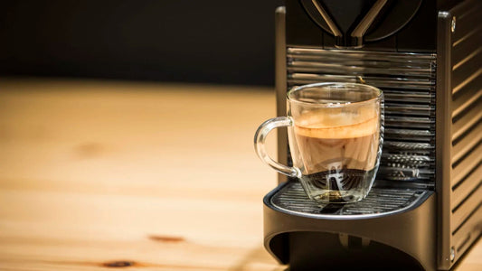 Cápsulas de café compatibles con sistema Nespresso listas para la extracción.