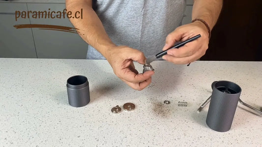 Desarme y limpieza de piezas internas de un molino manual de café Timemore.