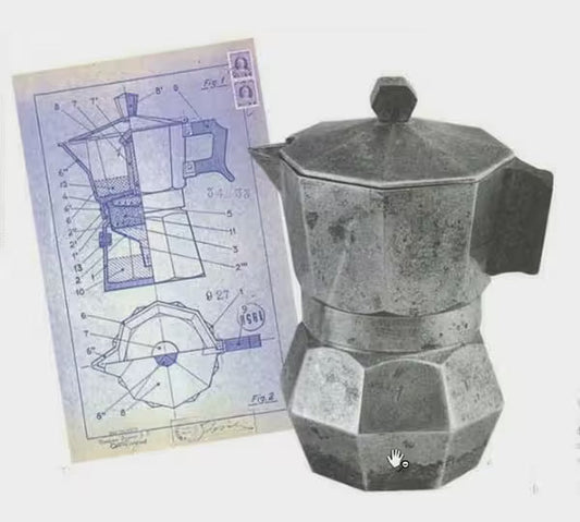 Iconica cafetera italiana Bialetti Moka Express junto a un plano de diseño.