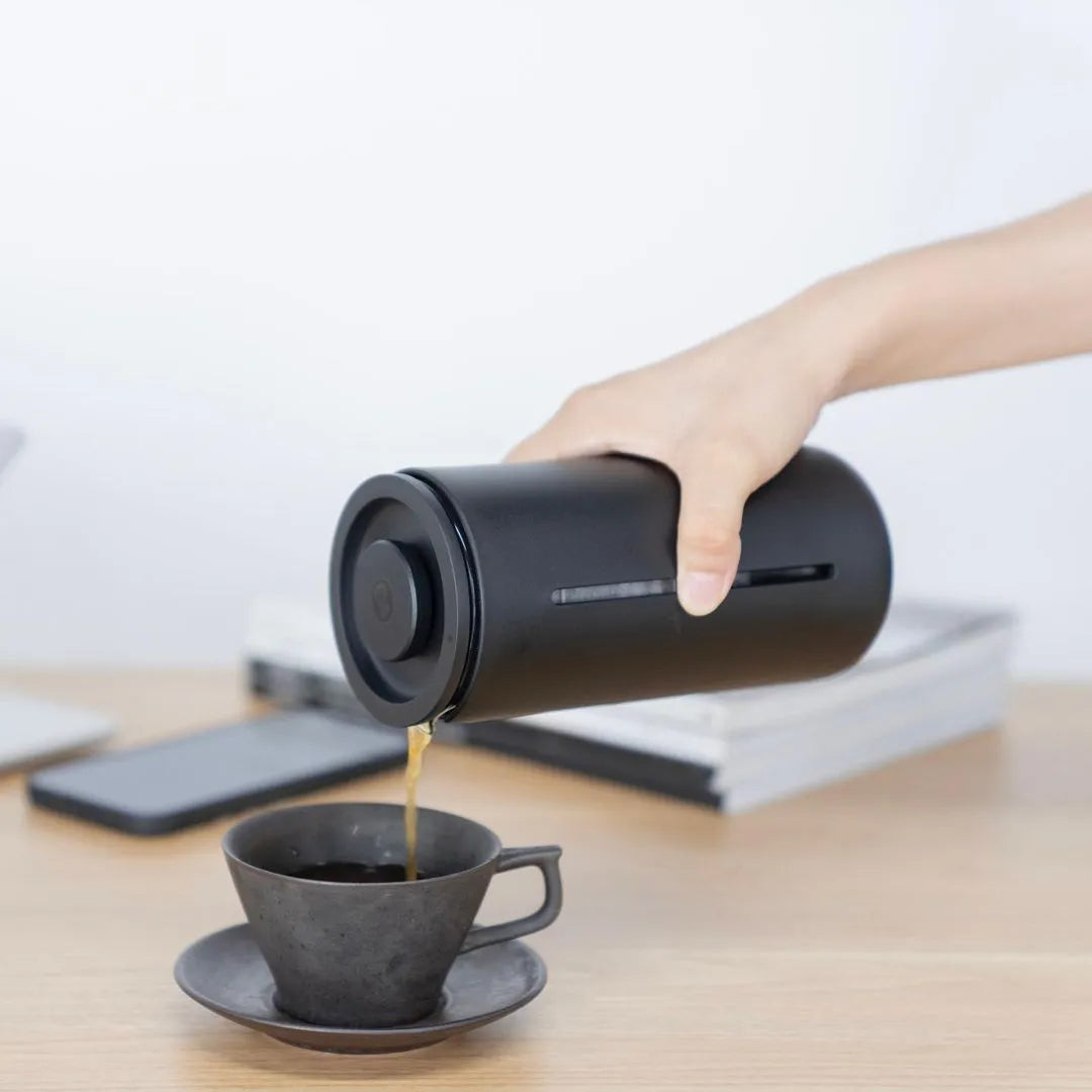 Preparación paso a paso de café utilizando una cafetera de prensa francesa.