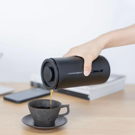 Preparación paso a paso de café utilizando una cafetera de prensa francesa.