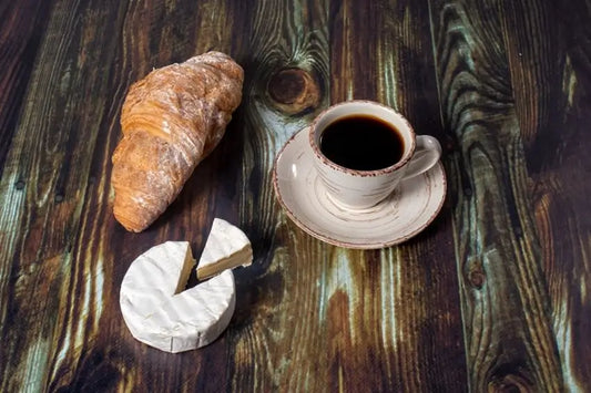 Maridaje de taza de café de especialidad acompañado de una selección de quesos.
