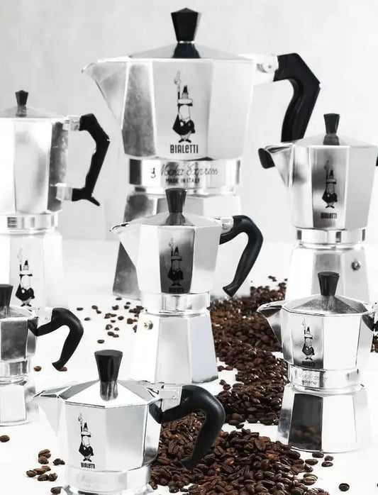 Comparación de distintos tamaños de cafeteras Bialetti Moka Express, de 1 a 12 tazas.