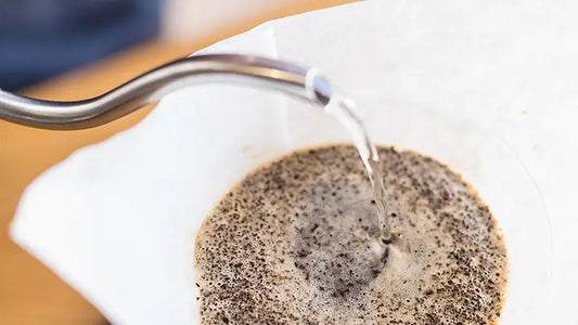 Proporción de café molido en balanza y taza de agua para la extracción perfecta.