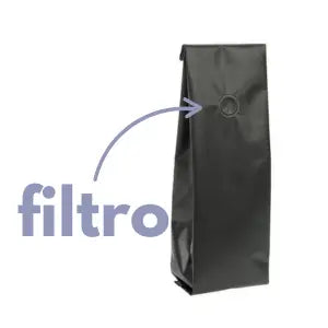 Detalle de la válvula desgasificadora en una bolsa de café en grano.