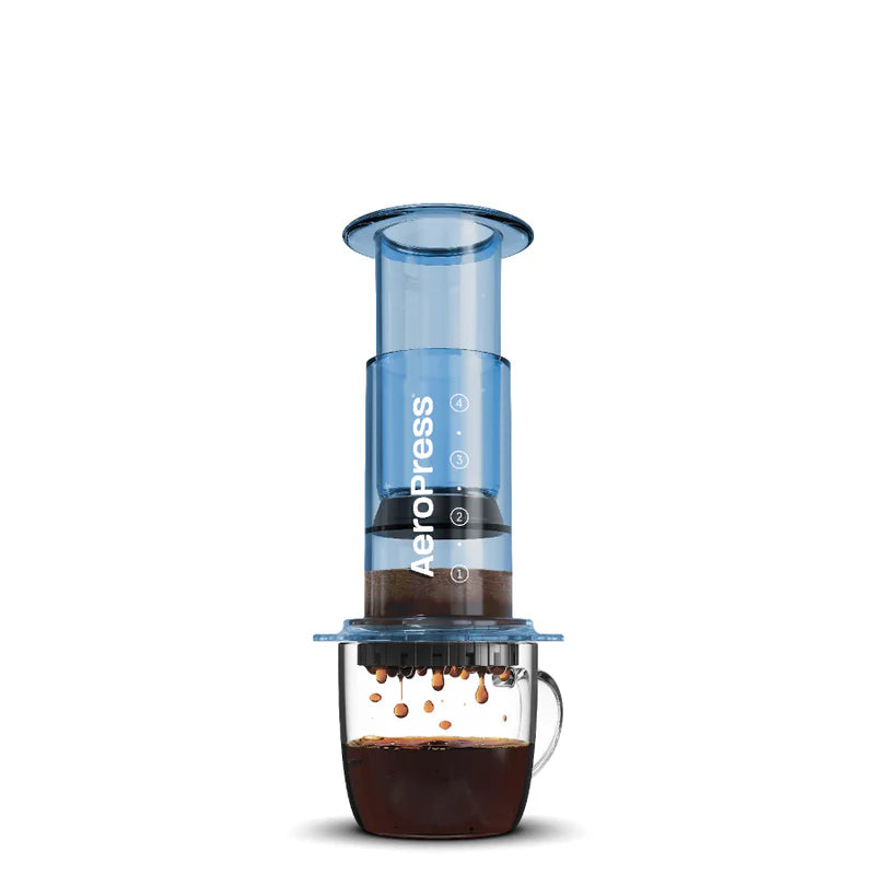 AeroPress Clear Blue con cámara azul transparente y base con asa para servir