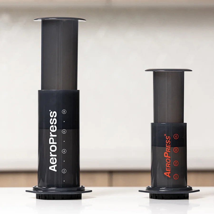 Dos prensas de café negras AeroPress XL con tapa superior