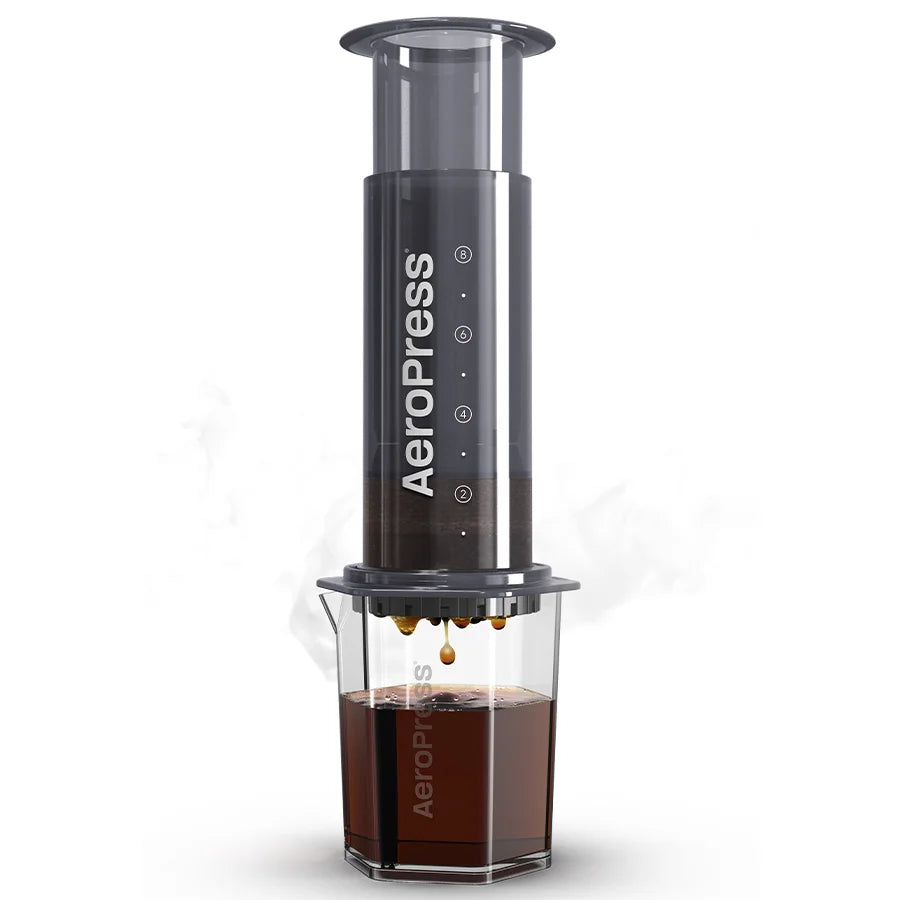 Prensa de café AeroPress XL negra con jarra transparente y café en el interior