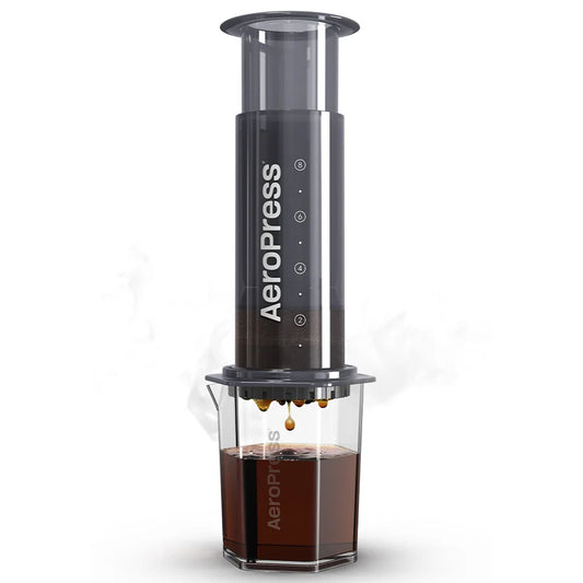 Prensa de café AeroPress XL negra con jarra transparente y café en el interior