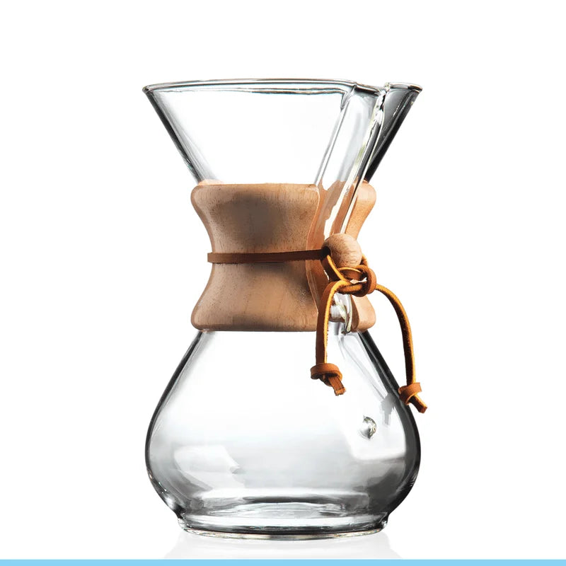 Cafetera Chemex de vidrio con banda de madera y correa de cuero marrón