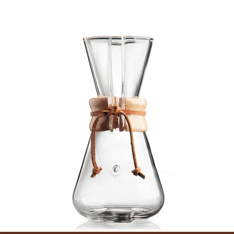 Cafetera Chemex de vidrio con banda de madera clara y correas de cuero