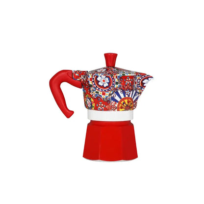 Cafetera moka roja y multicolor, con asa roja, tapa embudo y franja blanca central