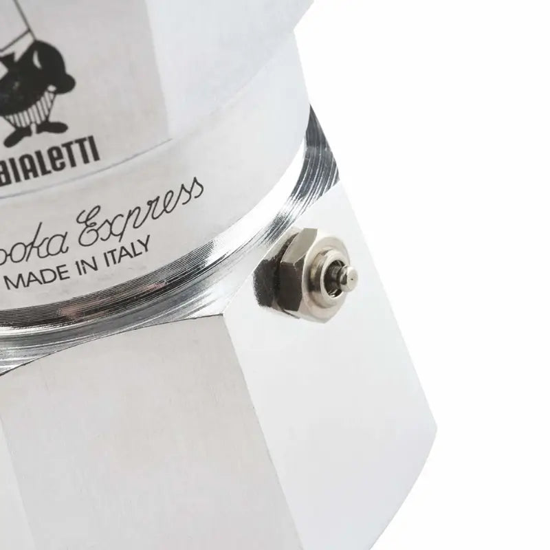 Cafetera moka Bialetti: válvula de seguridad y unión metálica en la base