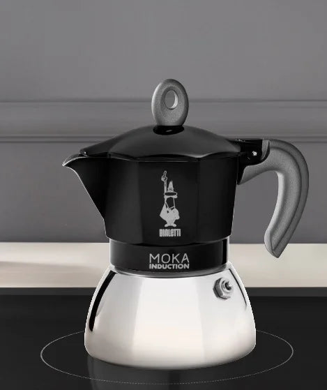 Cafetera italiana Moka de inducción Bialetti negra sobre base, con asa lateral