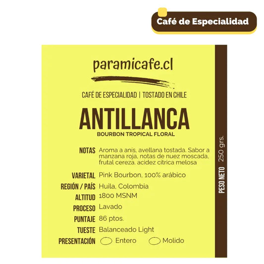 Bolsa de café molido Antillanca con etiqueta amarilla y detalles de Bourbon Rosado, 250 g