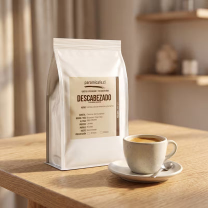 Bolsa de café molido especialidad Caturra Colombia, vista de frente sobre mesa