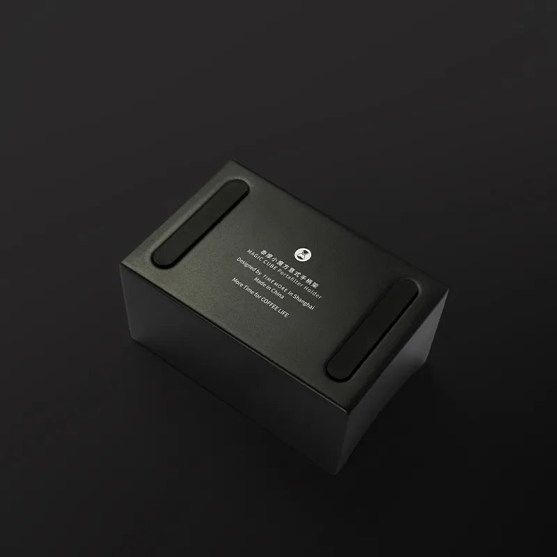 Soporte portafiltro Timemore negro visto por la cara inferior con textos