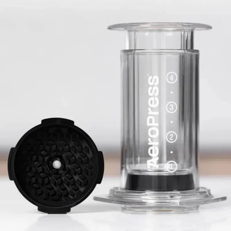 Tapa negra de portafiltro Aeropress y cámara de vidrio con marcas numeradas