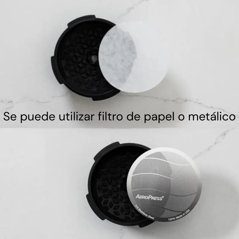 Tapa de portafiltro Aeropress negra con filtro circular instalado