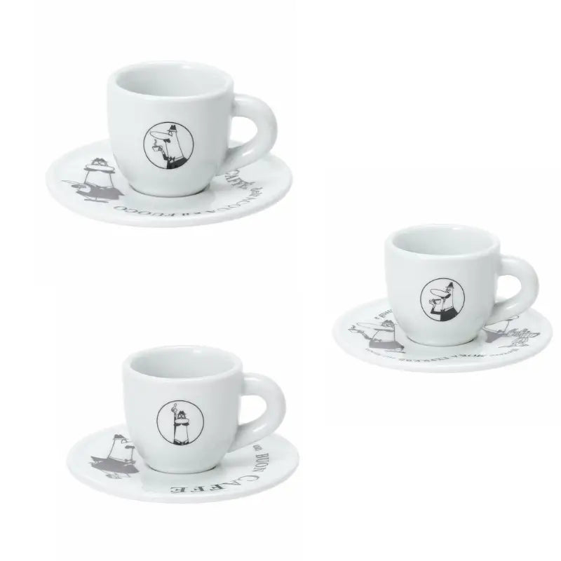 Taza de moka blanca con plato a juego y estampado en negro