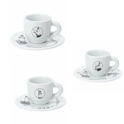 Taza de moka blanca con plato a juego y estampado en negro