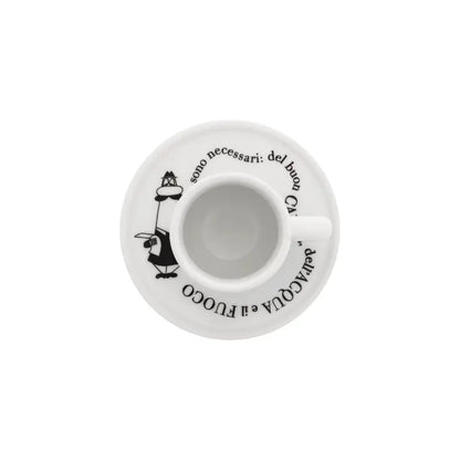 Detalle plato y taza moka por dentro, blanco, con figuras y texto en negro
