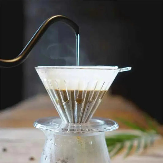 Embudo de goteo transparente con chorro de agua sobre la base de vidrio