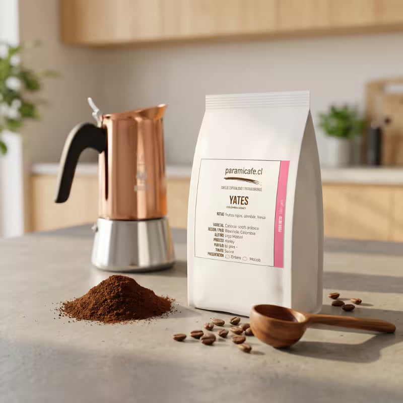 Bolsa de café en grano Yates piramicafe.com con cafetera moka y granos