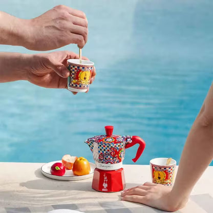Preparando café con la Moka Bialetti x Dolce & Gabbana edición Carreto
