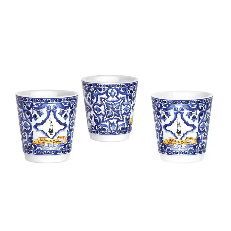 Detalle de vasos del Set Bialetti x Dolce & Gabbana Blu con diseño italiano