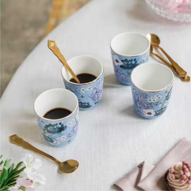 Set 4 tazitas porcelana Bridgerton Bialetti servidas sobre mesa con ambientación