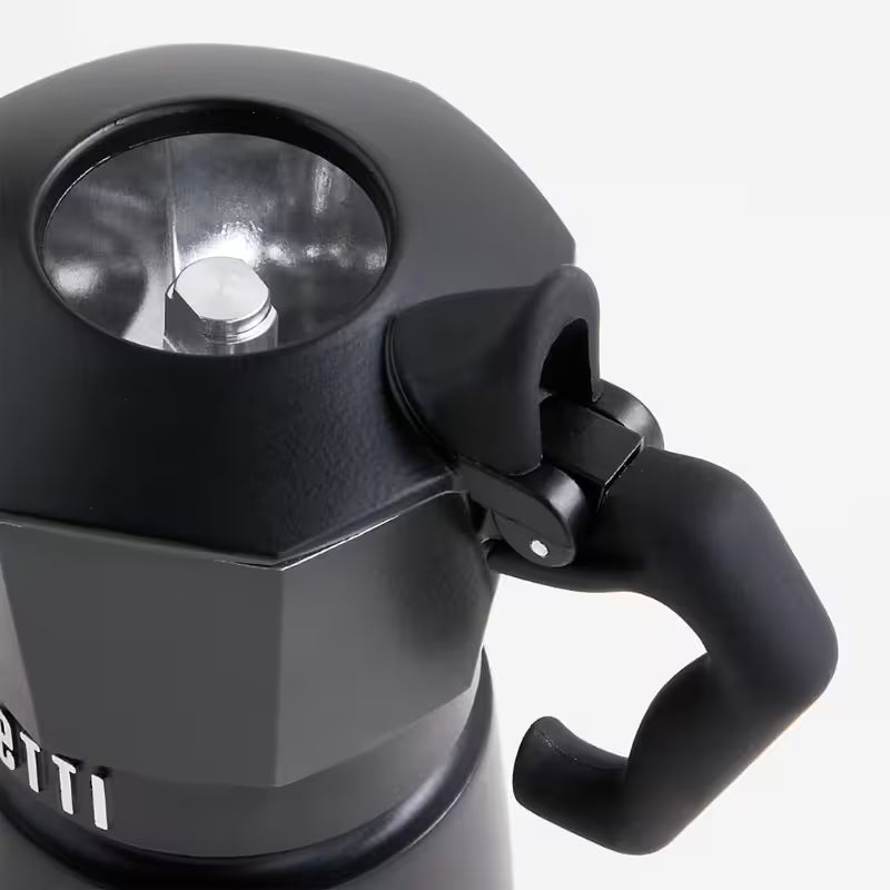 Cafetera Bialetti Brikka noir: tapa circular y válvula, asa lateral