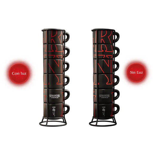 Conjunto de tazas apilables negras con gráficos rojos, en torre con soporte metálico