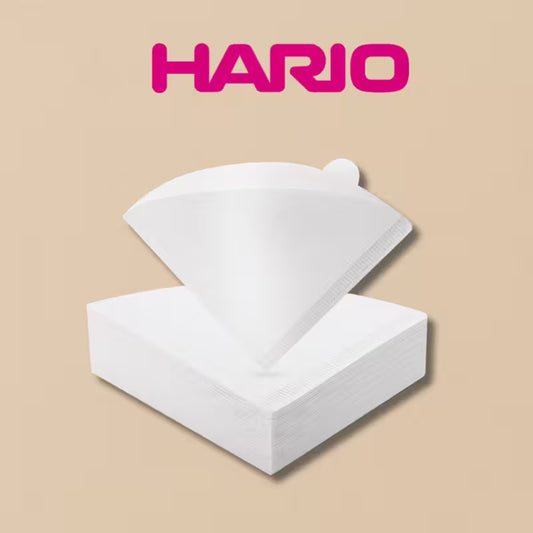 Filtros de papel V60 blancos en paquete, marca HARIO visible