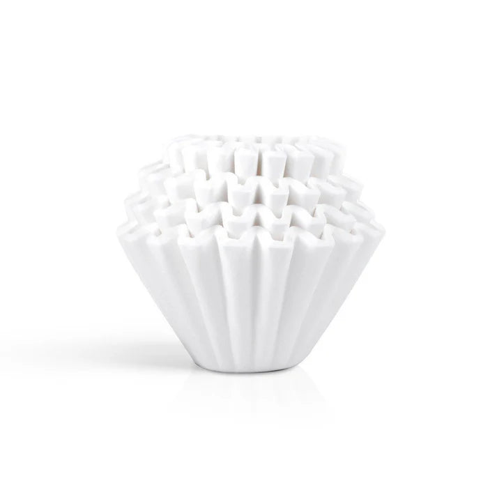 Filtros de papel Kalita apilados, en soporte tipo cesta blanca