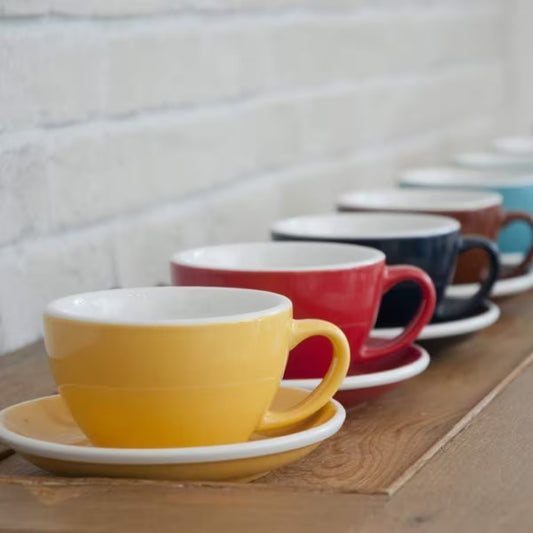 Juego de tazas y platos EGG 300 ml en tonos amarillo, rojo y azul