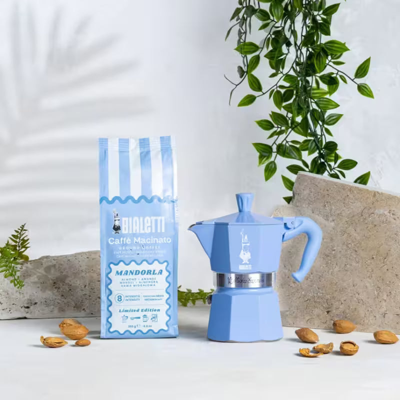 Cafetera moka celeste y dos bolsas azules de café molido Mandorla