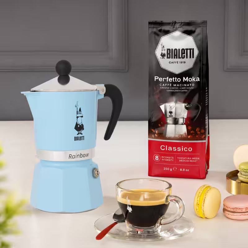Cafetera tipo moka Rainbow celeste con mango negro y tapa plateada