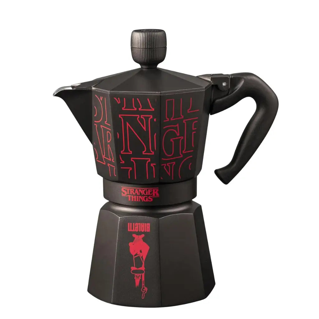 Cafetera moka negra Stranger Things vista trasera, con asa lateral y estampado rojo.