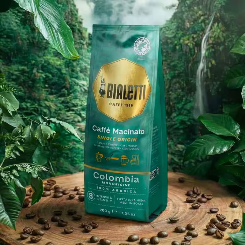 Bolsa de café molido Bialetti Colombia 200 g con granos alrededor.