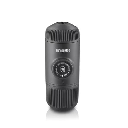 Cafetera portátil negra Nanopresso con tapa acanalada y panel central