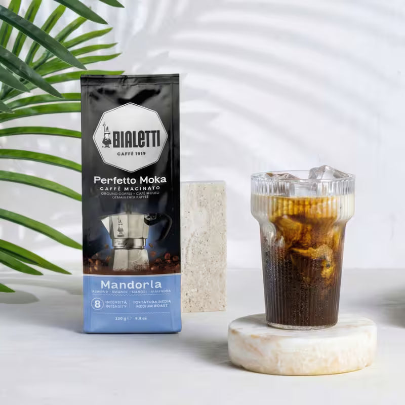 Bolsa de café molido Bialetti Perfetto Moka Mandorla, 250 g, con vaso de café