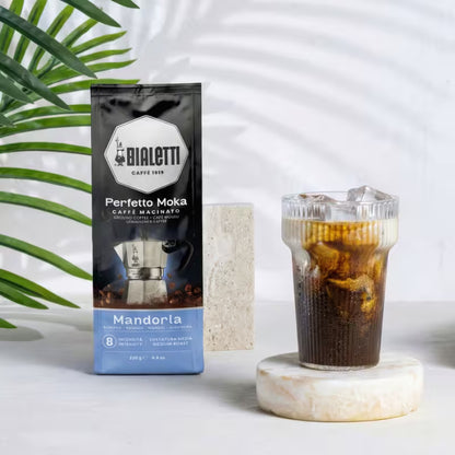 Bolsa de café molido Bialetti Perfetto Moka Mandorla, 250 g, con vaso de café