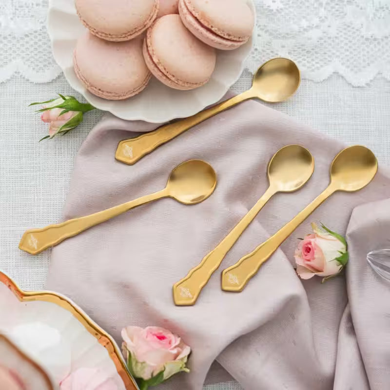 Cucharillas doradas colección Bridgerton Bialetti servidas en mesa