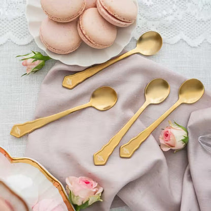 Cucharillas doradas colección Bridgerton Bialetti servidas en mesa