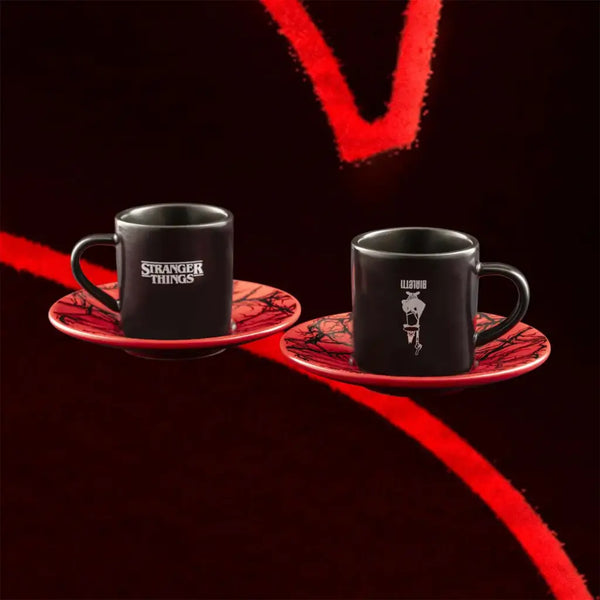 Set de 2 tazas de cerámica oscuras con asa y platillos rojos, diseño Stranger Things